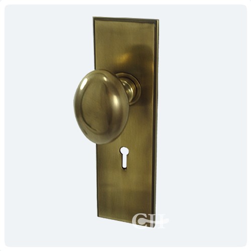https://www.cheshirehardware.com/media/catalog/product/cache/1/image/500x500/9df78eab33525d08d6e5fb8d27136e95/f/r/frank-allart-7616-oval-door-knobs-art-deco-backplate-keyhole-antique-brass.jpg